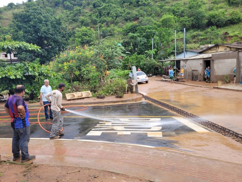 Equipes da Prefeitura de Fabriciano já trabalham para liberar trechos atingidos por fortes chuvas