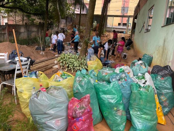 Moradores de Coronel Fabriciano fazem mutirão para acabar com criadouros do mosquito da dengue