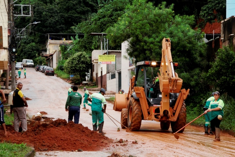 Com a estiagem, equipes da Prefeitura de Fabriciano já trabalham na limpeza em diversos pontos da cidade