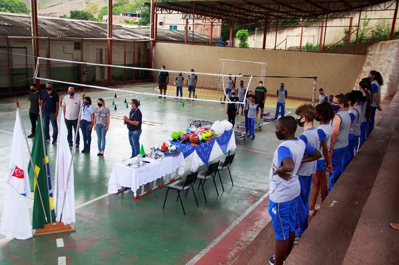 Escolas de Coronel Fabriciano recebem kits para práticas esportivas e aulas de educação física