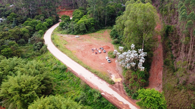 Prefeitura de Fabriciano firma convênios com Usiminas e Cenibra para manutenção na estrada da Serra dos Cocais