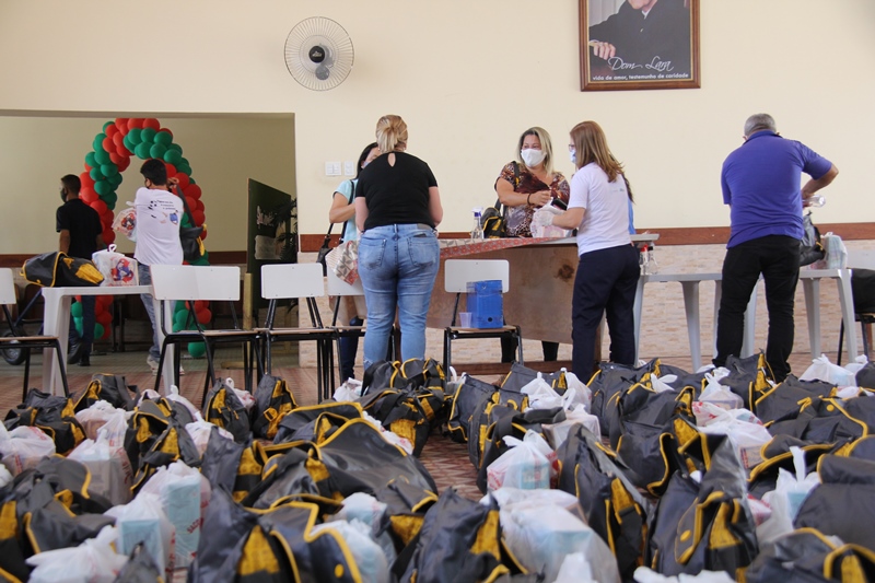 Prefeitura de Fabriciano antecipa o salário de dezembro e presenteia servidores com kits natalinos