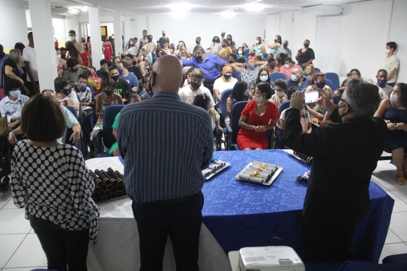Prefeitura de Fabriciano realiza formatura e entrega diplomas aos alunos da EJA