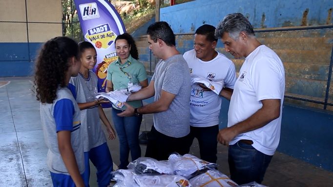 Fabriciano incentiva prática do Handebol na rede municipal de ensino