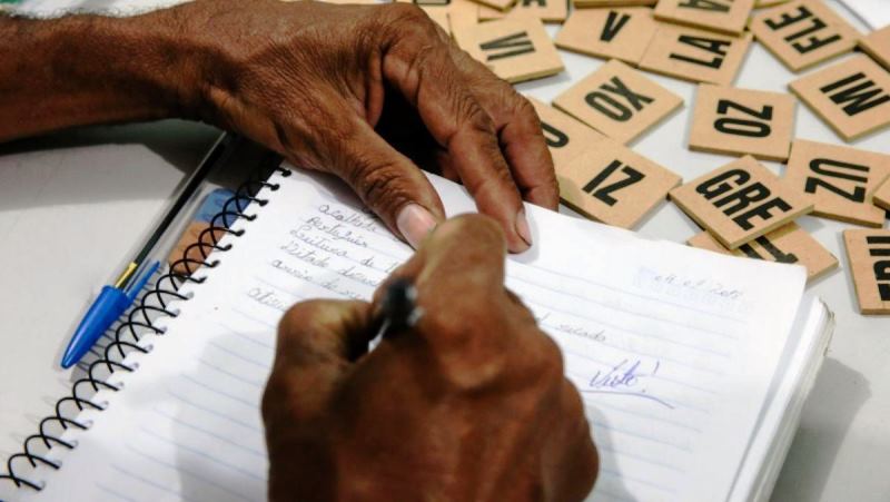 Fabriciano inicia matrículas para jovens e adultos que querem voltar a estudar