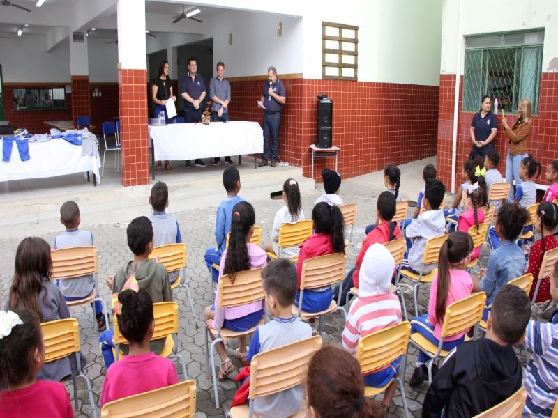 Prefeitura de Coronel Fabriciano entrega novos uniformes para os alunos da rede municipal