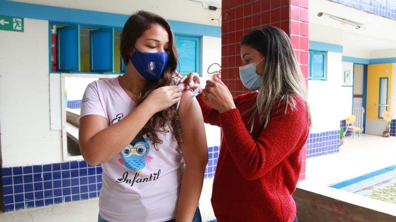 Trabalhadores da educação começam a ser vacinados em Coronel Fabriciano
