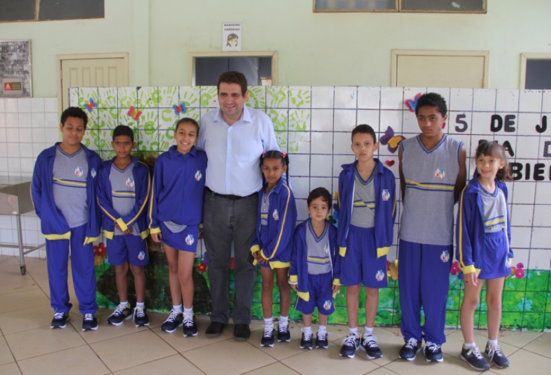 Fabriciano inicia entrega dos uniformes escolares