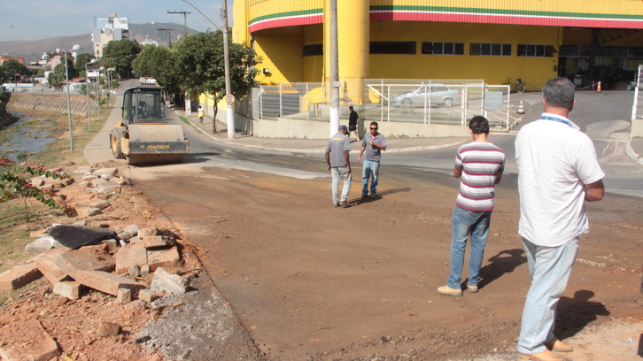 Trânsito em Fabriciano muda de sentido e ganha revitalização na sinalização