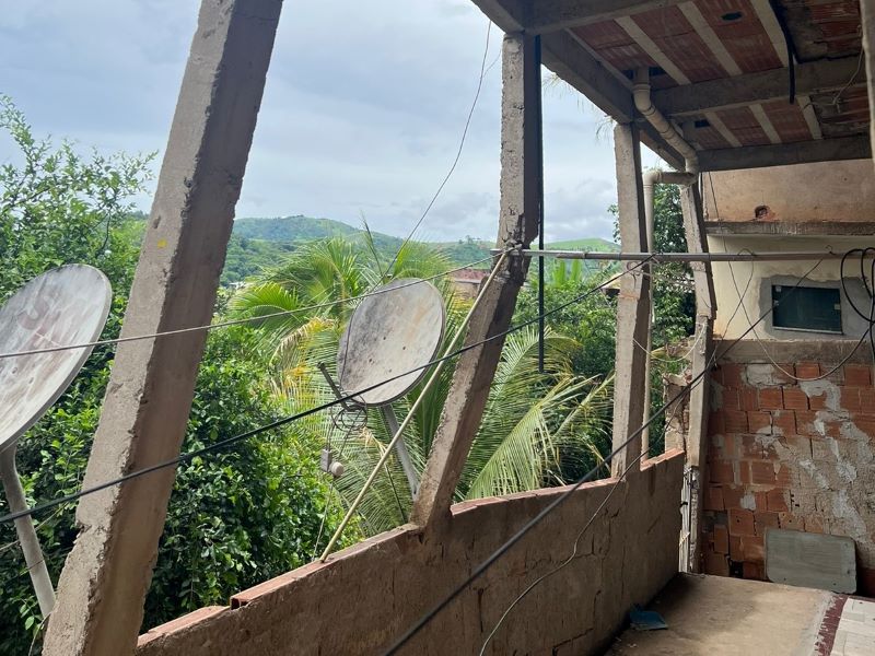 Defesa Civil retirou moradores de casa que teve parte destruída