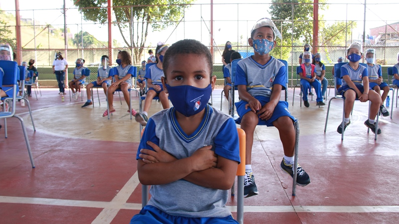 Alunos de Fabriciano começam a receber novos uniformes para o ano letivo