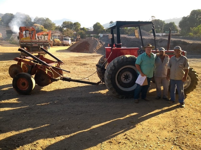 Agricultores recebem equipamentos para auxiliar na produção