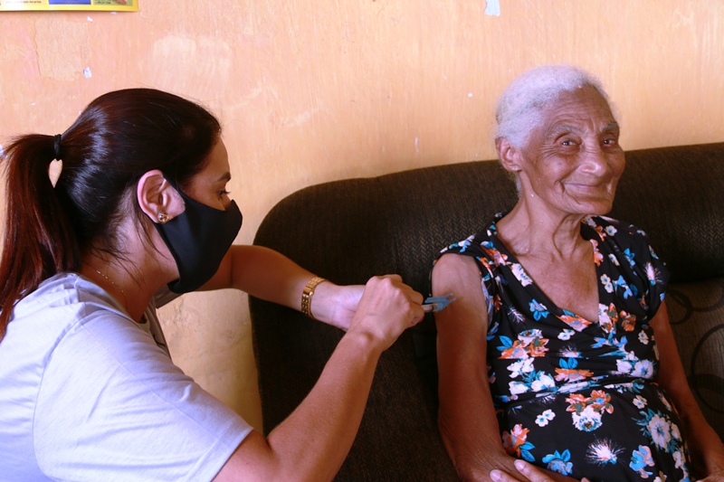 Fabriciano inicia vacinação de idosos entre 75 e 79 anos
