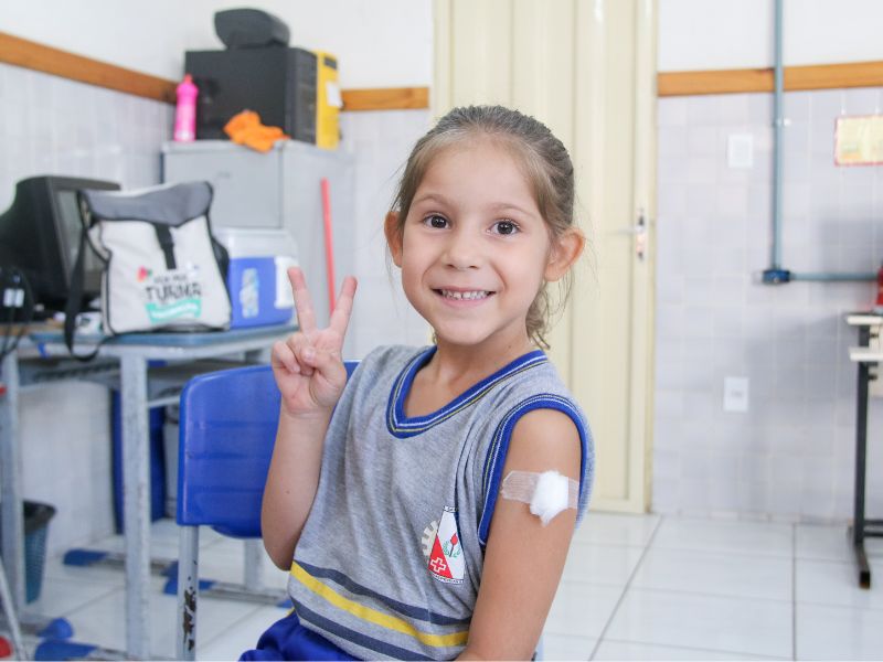 Fabriciano reforça campanha de Multivacinação com imunização itinerante nas escolas
