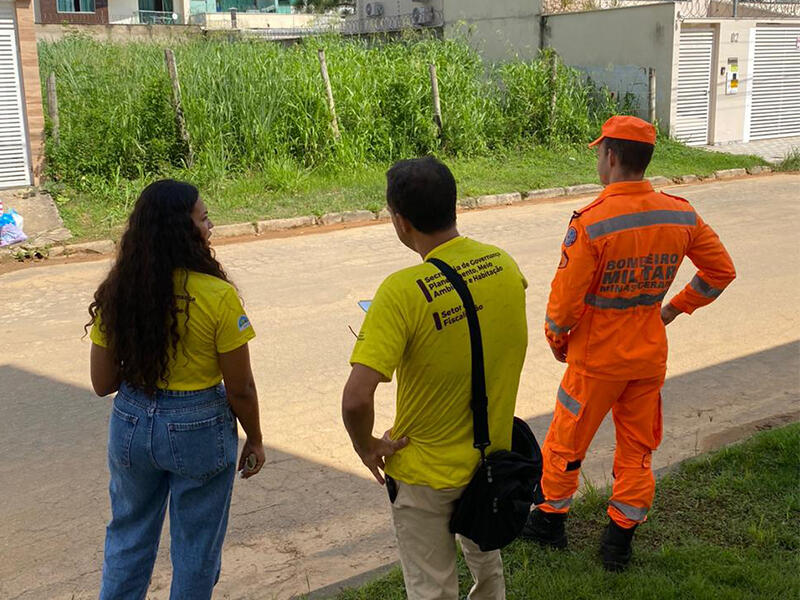 Bombeiros e Prefeitura realizam “Operação Alerta Verde” para fiscalizar lotes vagos e evitar incêndios em Fabriciano