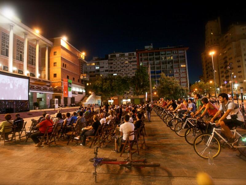 BikeCine oferece cinema ao ar livre e com energia limpa em Fabriciano