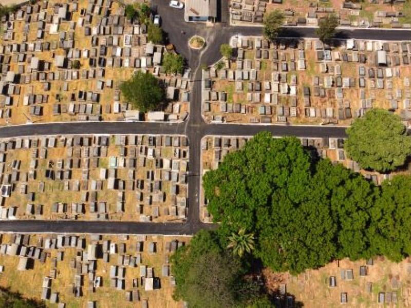 Cemitério de Fabriciano recebe obras de pavimentação e se prepara para o Dia de Finados