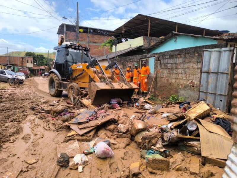 Equipes da Prefeitura de Fabriciano intensificam trabalho de limpeza por toda cidade após enchente