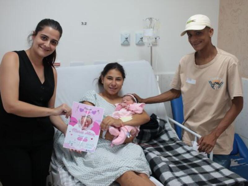Maternidade  Dra. Maria de Fátima Gomes presenteia mamães com quadro personalizado do recém-nascido