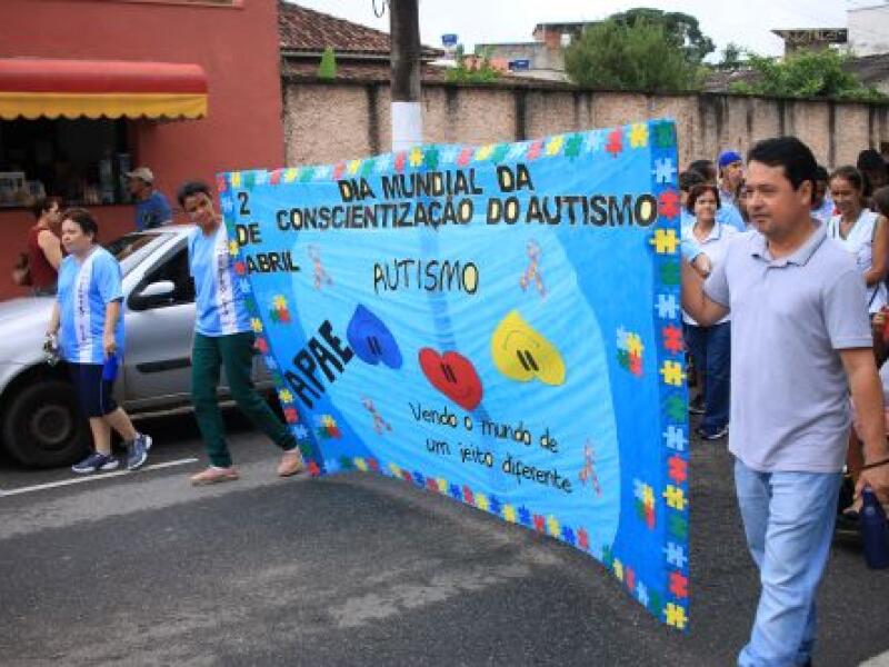 Coronel Fabriciano realiza caminhada de conscientização sobre o Autismo