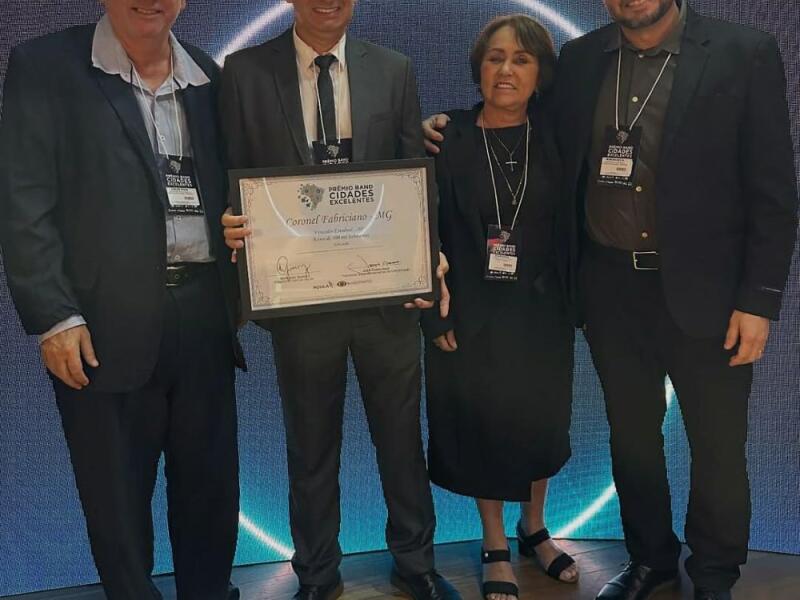 Coronel Fabriciano conquista 1º lugar no Prêmio Band Cidades Excelentes 2025 no pilar Educação