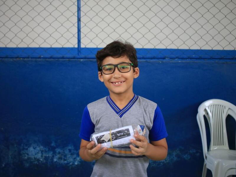 Prefeitura de Coronel Fabriciano entrega óculos para alunos da rede municipal