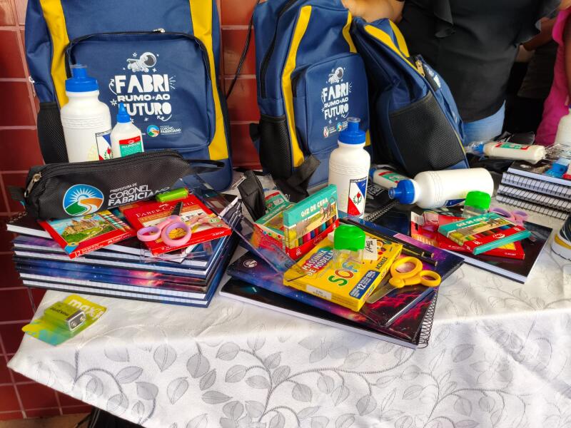 Prefeitura de Coronel Fabriciano inicia entrega de uniformes e kits escolares